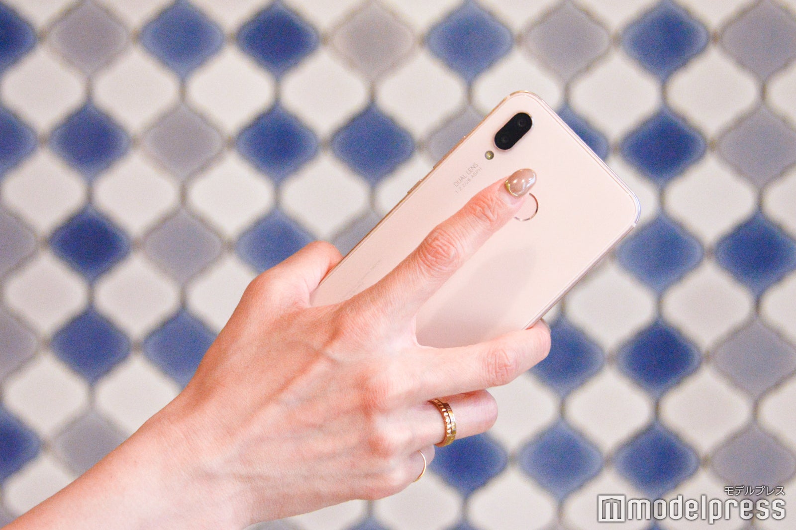 指紋センサーで撮影がスマートに（C）モデルプレス