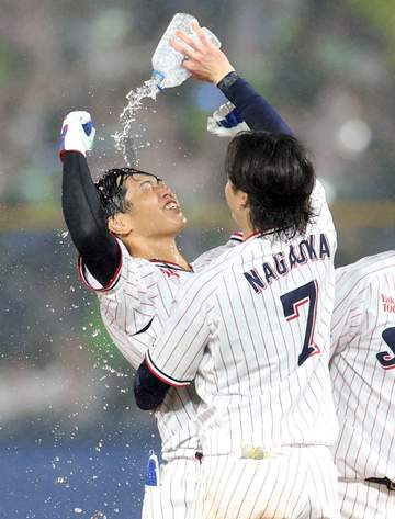 ヤクルトが劇的サヨナラ勝ちで2連勝 九回2死満塁で古賀が劇打！「なんとか打ちたいと」雨中の決戦を制す