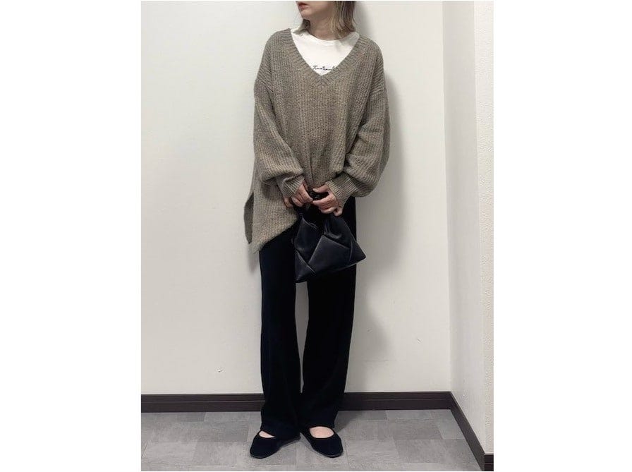 【OKコーデ】ゆったりニット＆ロングパンツの足もとにバレエシューズで抜け感を　出典：WEAR