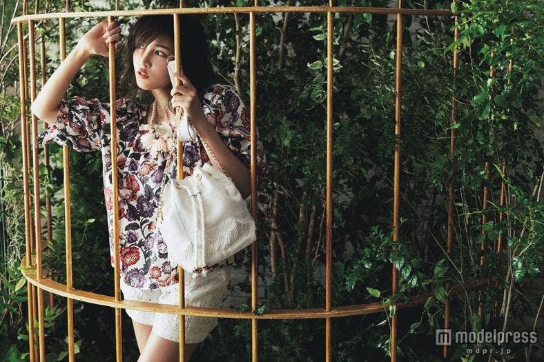 緑と鳥かごに囲まれた“囚われの紗栄子”