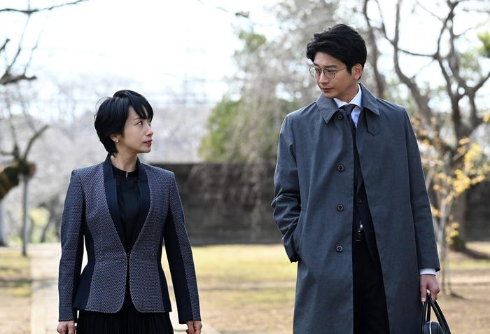 映美くらら、向井理「ダブルチート 偽りの警官 Season1」第4話より(C)テレビ東京 WOWOW