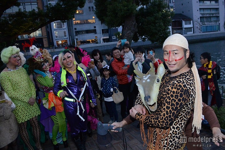 バンビーノ率いる仮装集団