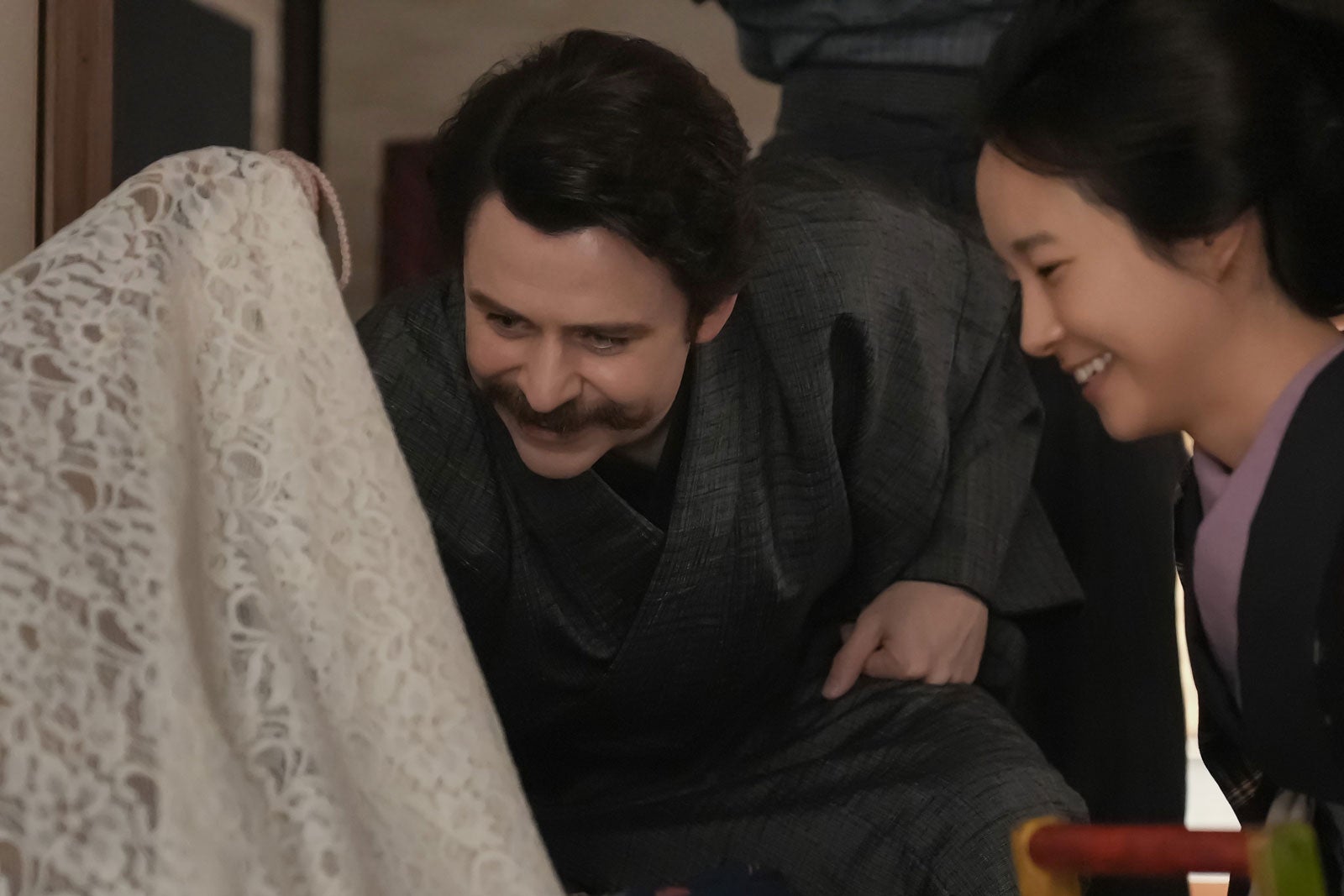 トミー・バストウ、夏目透羽「ばけばけ」第111話（C）NHK