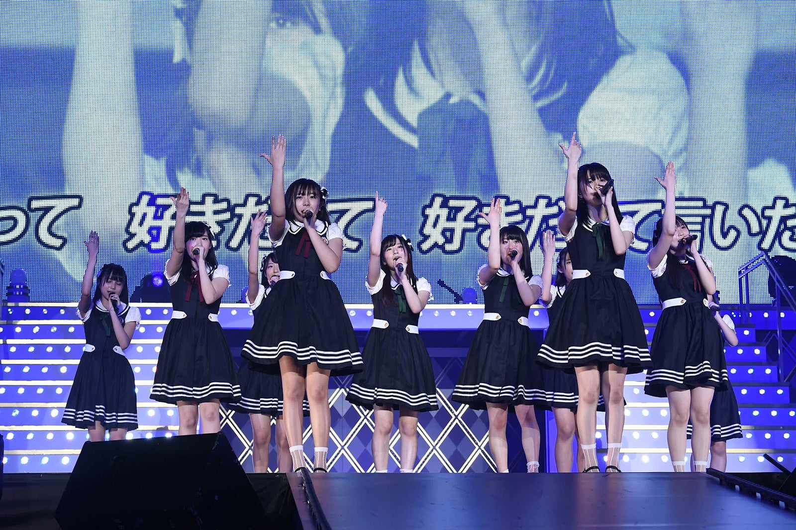 4期生　白線の内側で （C）AKS