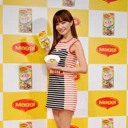 極ミニで圧巻の美脚を披露した平子理沙