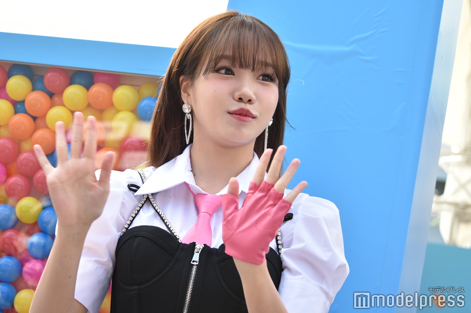 ファンと交流するチョ・ユリ（C）モデルプレス