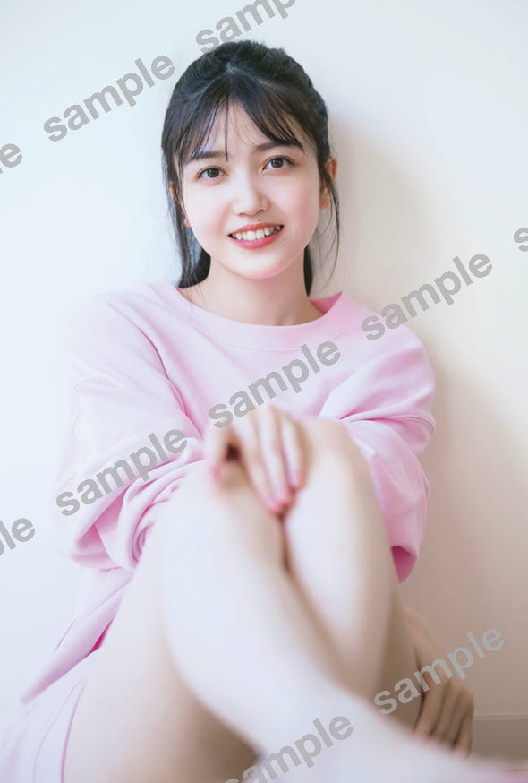 久保史緒里「WHITE graph 008」特典ポストカード/撮影:藤原宏(Pygmy Company)(提供写真)