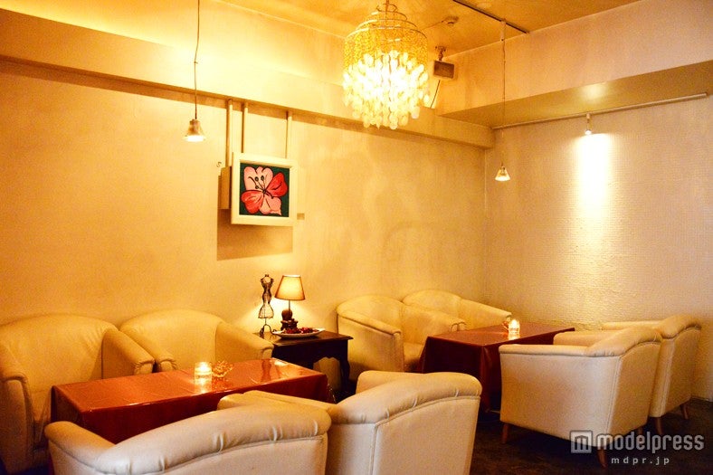 カウンター席とソファ席でのんびりくつろげる