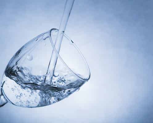 気遣いの最高レベルはモテ妖怪“水注ぎテーブルチラ見女”である説を考察【恋愛仮説シリーズ】