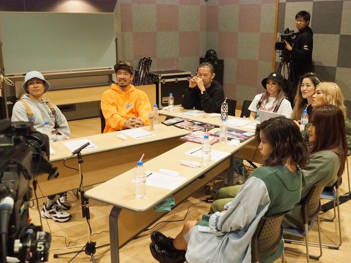 生放送でトーク (提供画像)