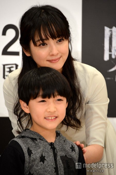 佐々木希（上）、小林颯（下）