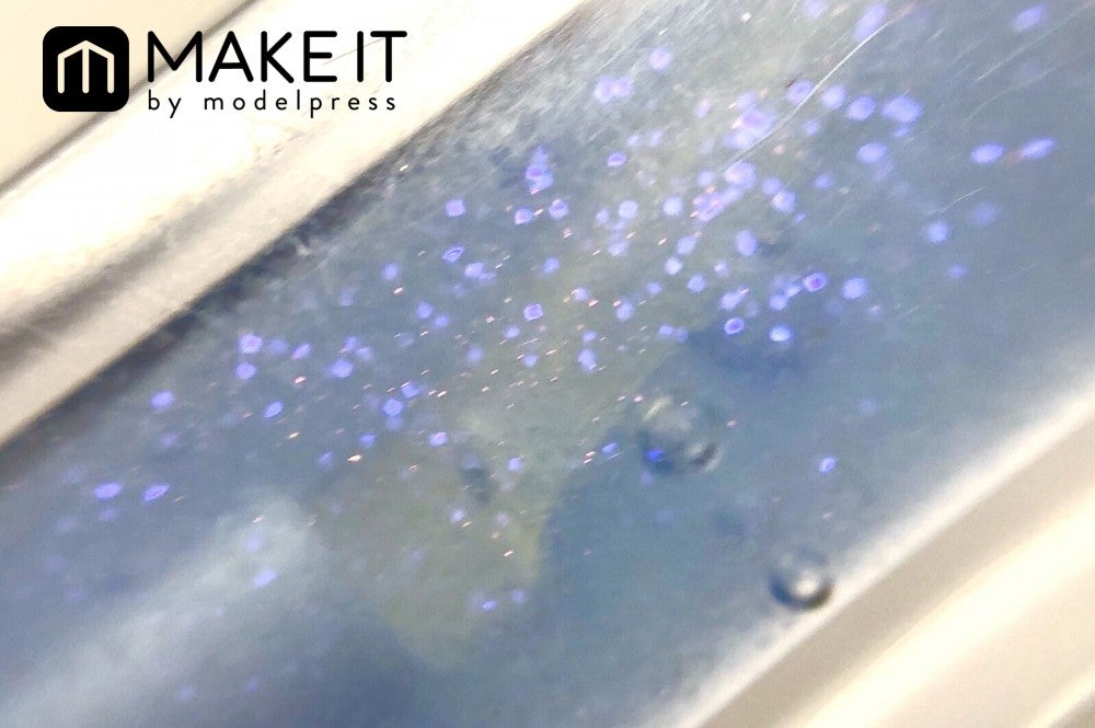 大粒の青ラメがちらちらと輝く (C)メイクイット