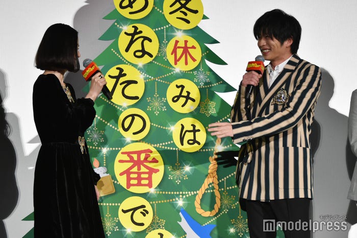 冗談を鵜呑みにしてしまった原田知世に笑ってネタバラシする田中圭(C)モデルプレス