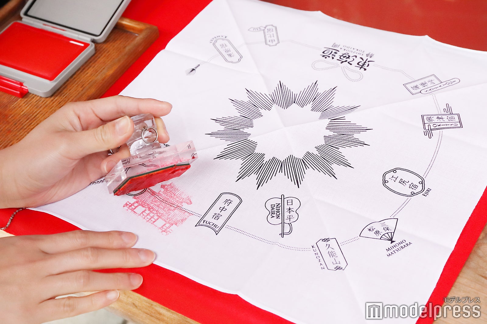 社務所でハンカチを拝受しましょう。（C）モデルプレス