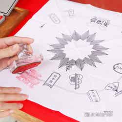 社務所でハンカチを拝受しましょう。(C)モデルプレス