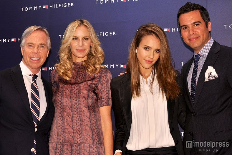 （写真左から）トミー・ヒルフィガー、ディー・オクレッポ、ジェシカ・アルバ、キャッシュ・ウォーレン