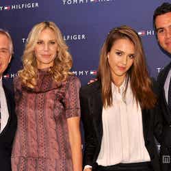 (写真左から)トミー・ヒルフィガー、ディー・オクレッポ、ジェシカ・アルバ、キャッシュ・ウォーレン