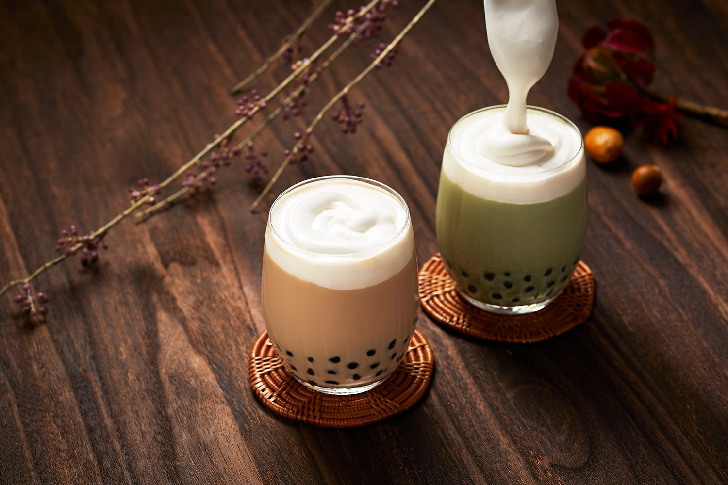 「パイフェイス」チーズクリーム タピオカミルクティ（左）、チーズクリーム タピオカ抹茶ミルク（右）／画像提供：ダスキン