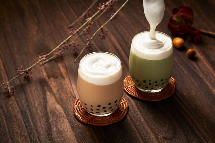 「パイフェイス」チーズクリーム タピオカミルクティ(左)、チーズクリーム タピオカ抹茶ミルク(右)/画像提供:ダスキン