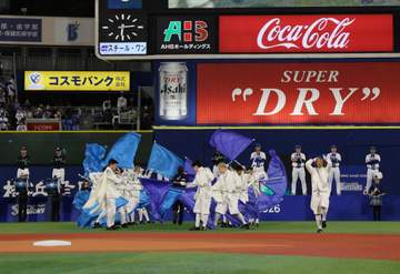 DeNA ハマスタ開幕セレモニー 「対戦相手へのリスペクト」をテーマに両軍スタメンがランウェー練り歩く