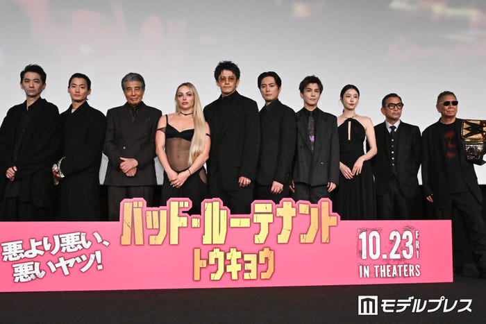 (左から)村上淳、野村周平、舘ひろし、リヴ・モーガン、小栗旬、間宮祥太朗、岩田剛典、向里祐香、中野英雄、三池崇史監督(C)モデルプレス