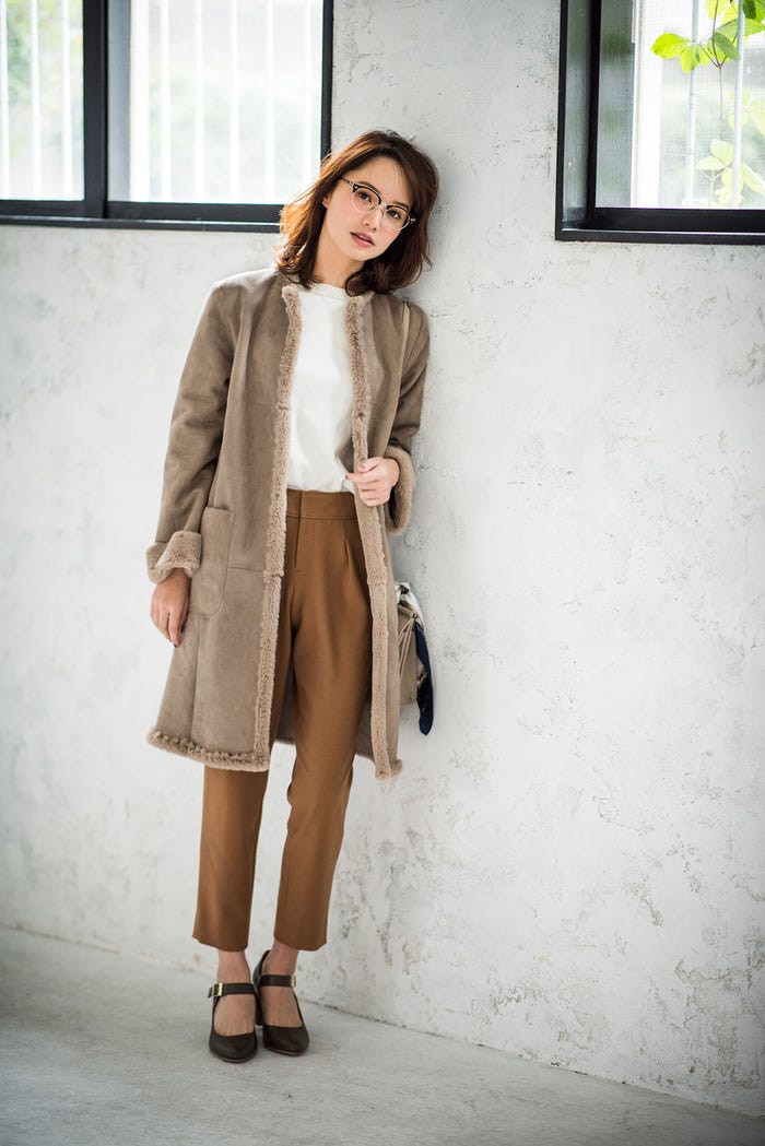 リバーシブルコート¥26,000/JUSGLITTY、パールつきアンサンブルニット¥16,000/ロペ、テーパードパンツ¥13,000/TONAL、メガネ¥22,000/レイバン(ミラリジャパン)、スカーフ¥5,500/ファビュラスアンジェラ、バッグ¥4,990/AZUL by moussy(バロックジャパンリミテッド)、パンプス¥7,400/CAMILLE BIS RANDA(C)TOPLOG