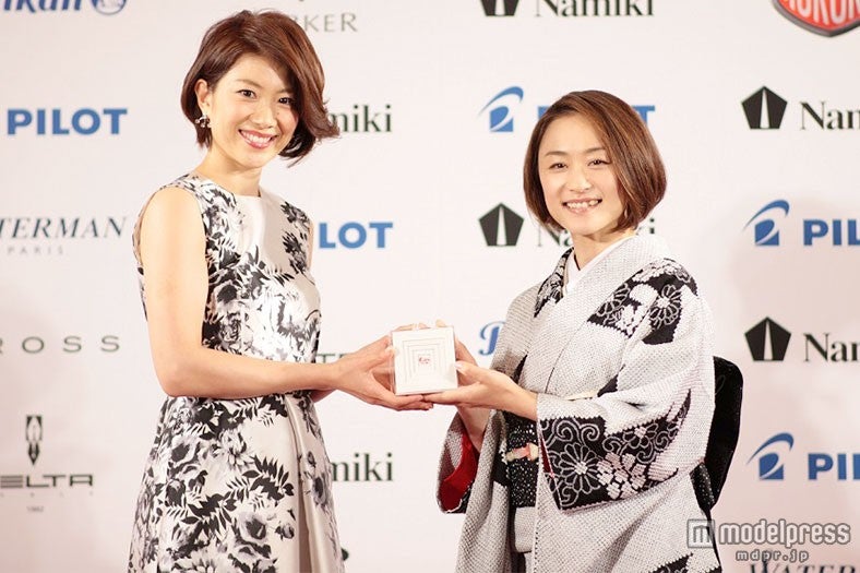 潮田玲子氏（左）から上村愛子氏（右）へトロフィー授与