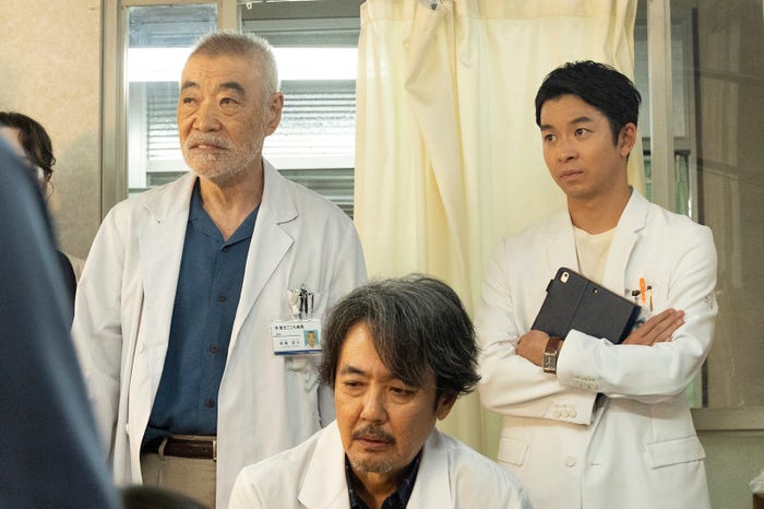 柄本明、岡部たかし、仲野太賀「新宿野戦病院」第9話より(C)フジテレビ
