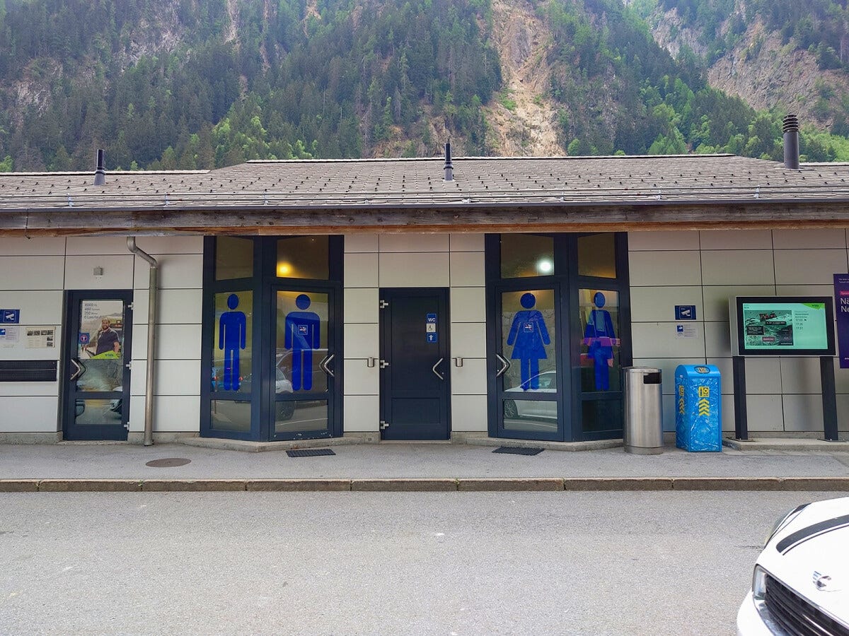 有料トンネルの入り口にある、無料のトイレ