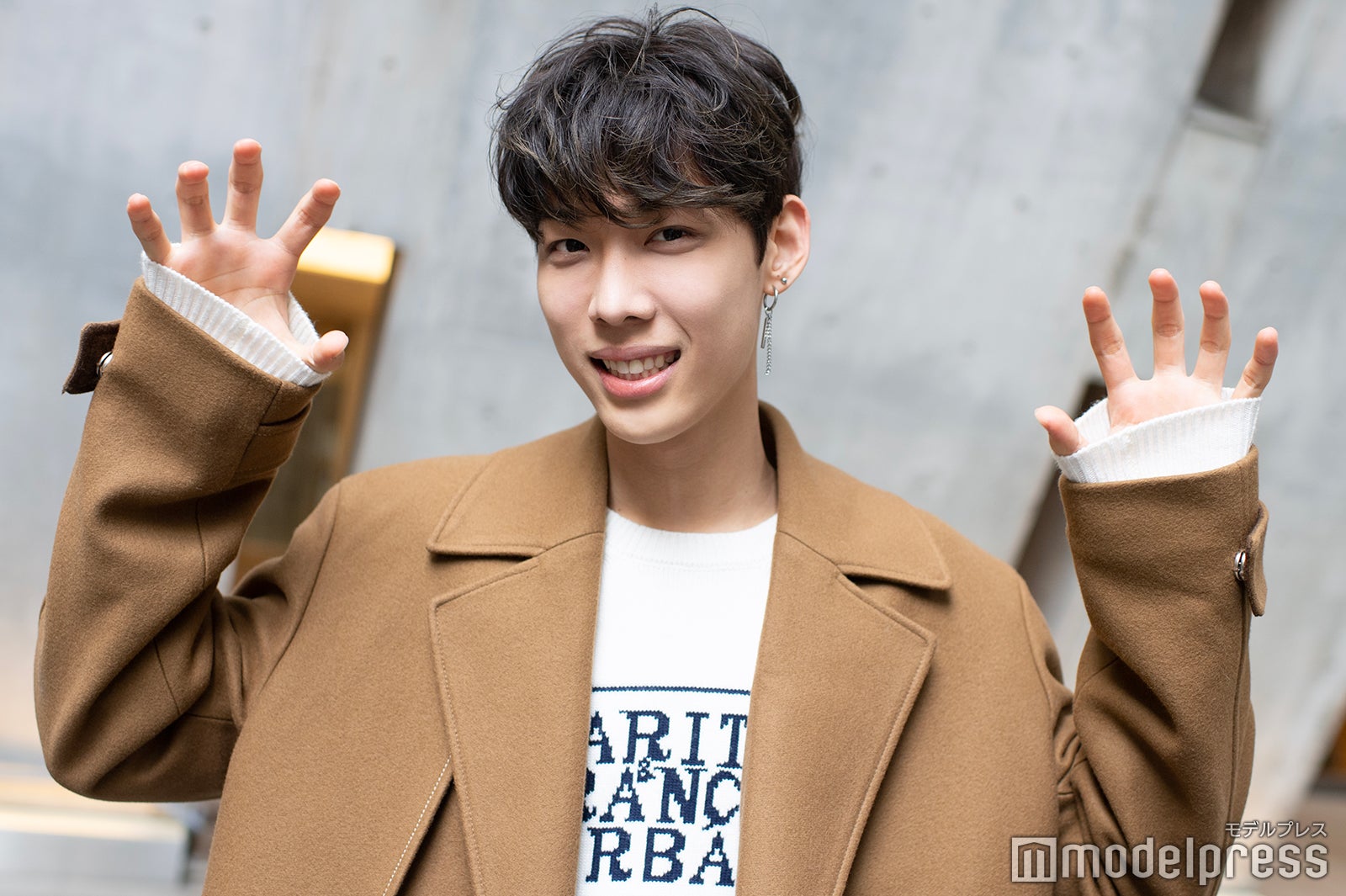 “オオカミポーズ”／ロビン（C）モデルプレス