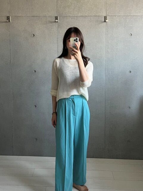 メッシュセーター　ブルー　パンツ　コーデ　トップスイン