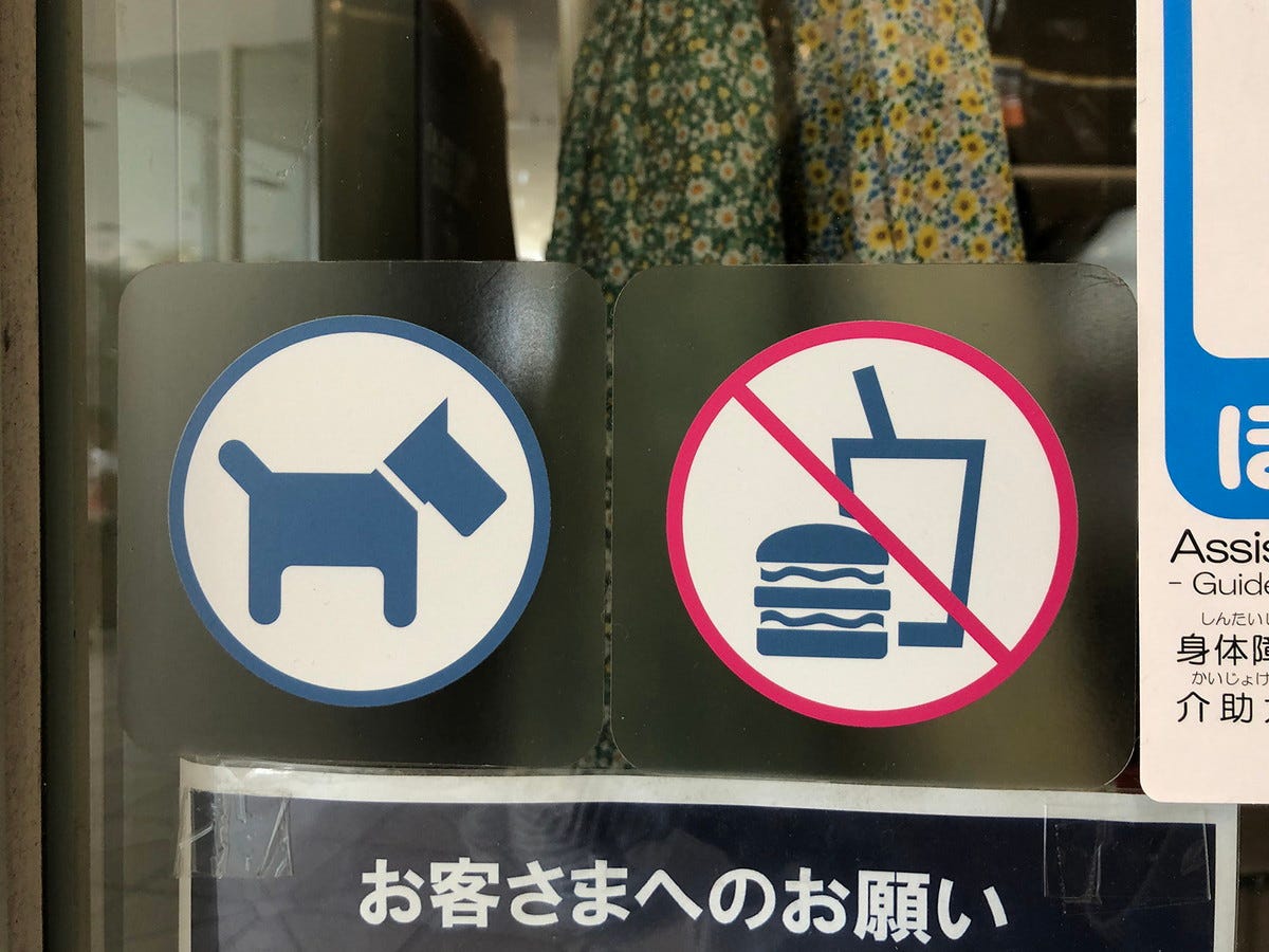 入店ルールはステッカーで確認を。左のマークは「リードで入店可」（提供画像）