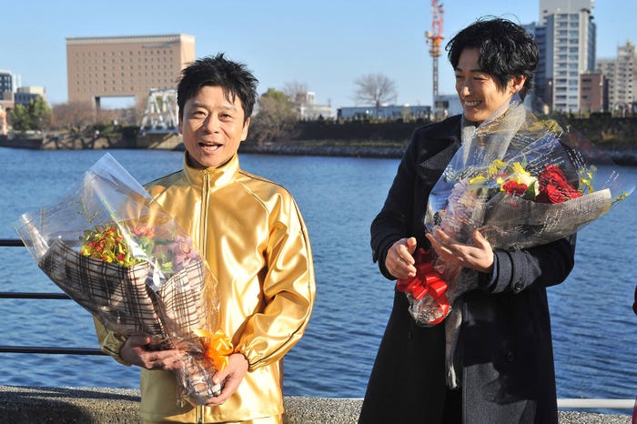 (左から)三宅弘城、ディーン・フジオカ (C)日本テレビ