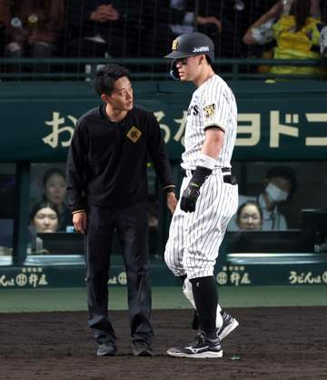阪神 前夜途中交代の佐藤輝が試合前練習に姿見せず