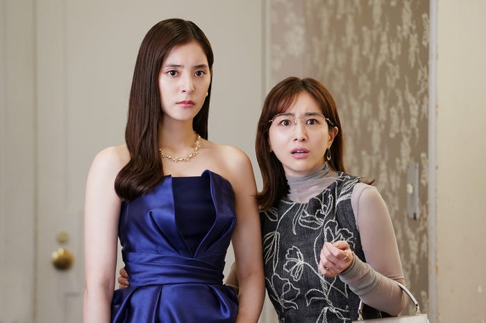 新木優子、田中みな実 「ボクの殺意が恋をした」第1話より(C)読売テレビ