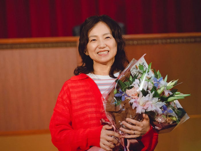 永作博美(C)2026映画「人生を変えたコント」製作委員会