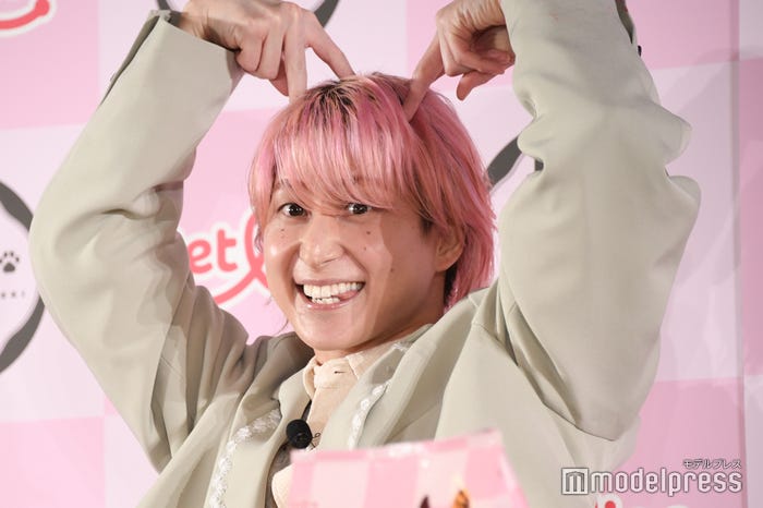 去り際まで報道陣へのカメラアピールで盛り上げる佐久間大介(C)モデルプレス