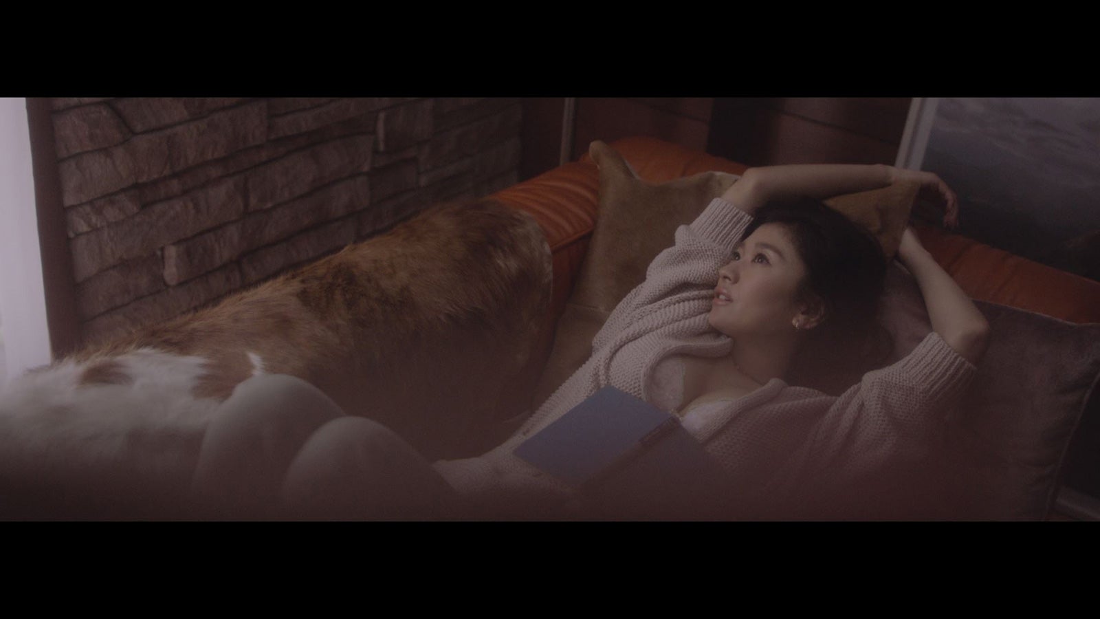 篠原涼子、ランジェリーで美谷間チラリ　大人の魅力溢れ出す