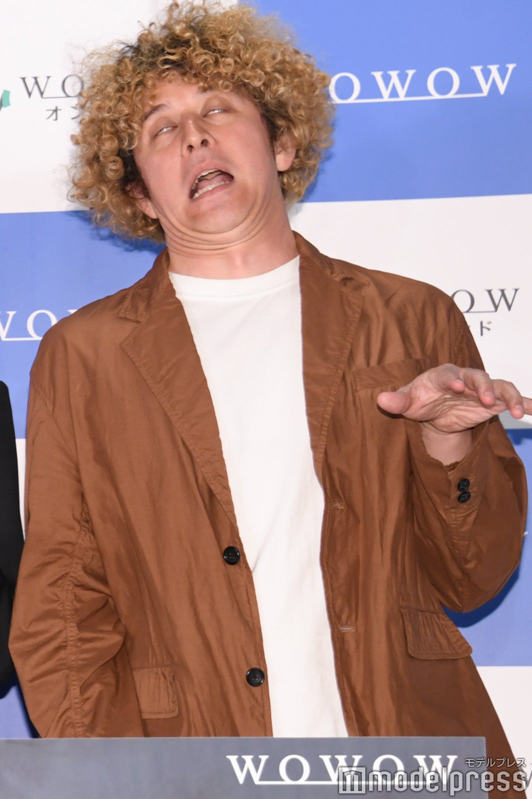 “群凶”ポーズで決めるヤングポール監督（C）モデルプレス