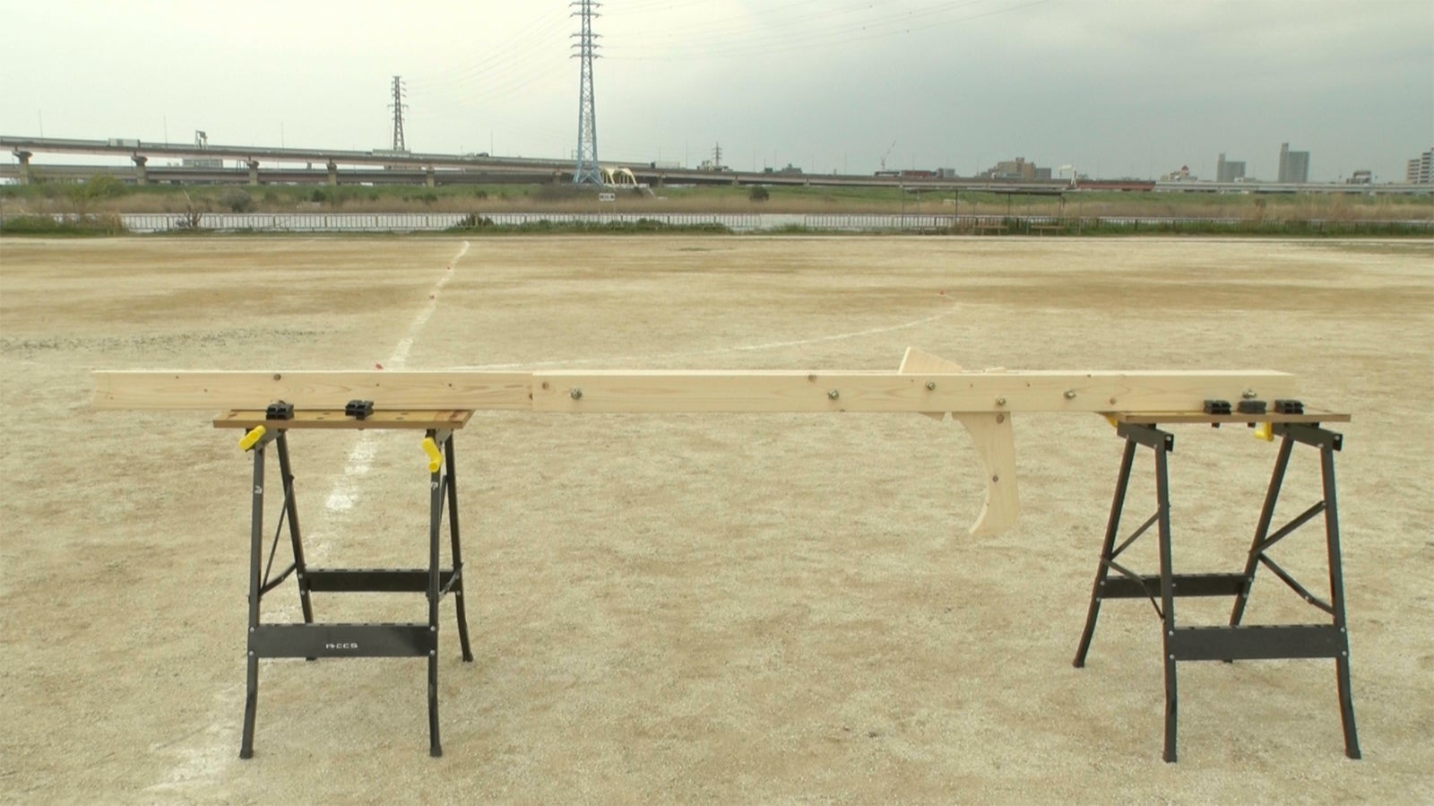 濱田崇裕＆藤井流星が凸した、ゴム銃射的（C）ABCテレビ