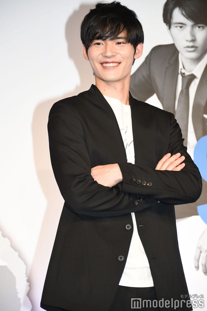 フォトセッションに笑顔で応じる岡田健史 (C)モデルプレス