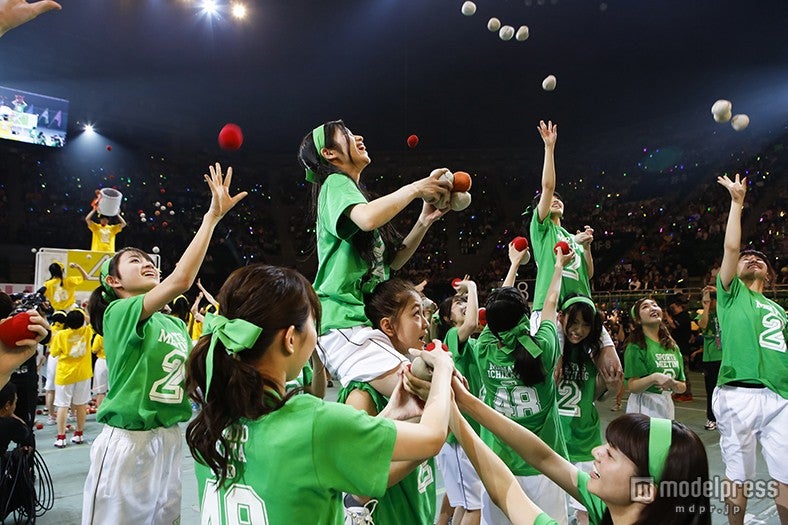 玉入れに挑むチームK／（C）AKS