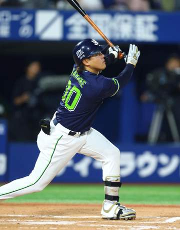 ヤクルト 延長戦制しDeNAと3.5差接近 連敗2でストップ 十回に赤羽が決勝の2点二塁打