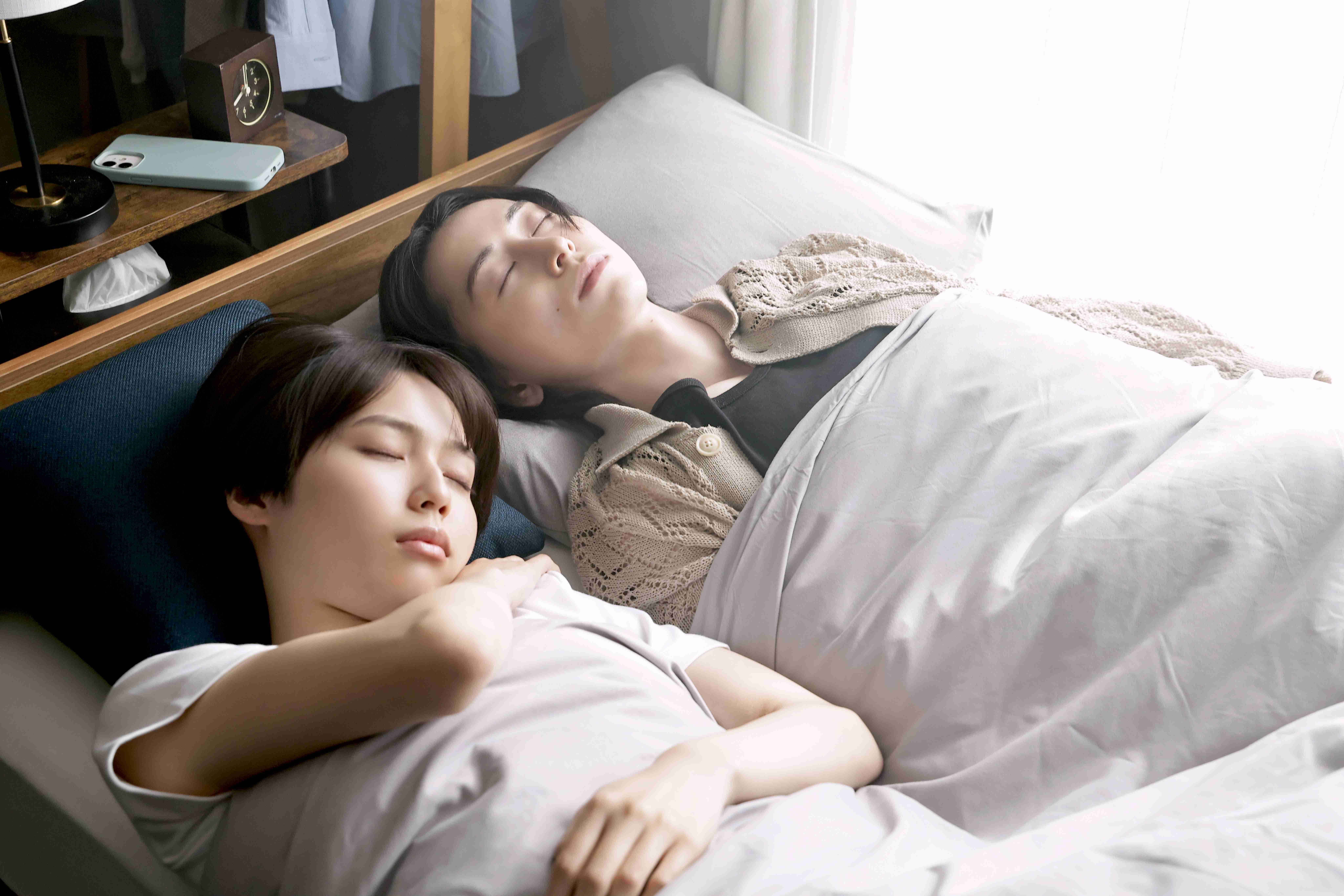 秋田汐梨、池田匡志（C）三つ葉優雨／小学館／ＮＢＣユニバーサル・エンターテイメントジャパン