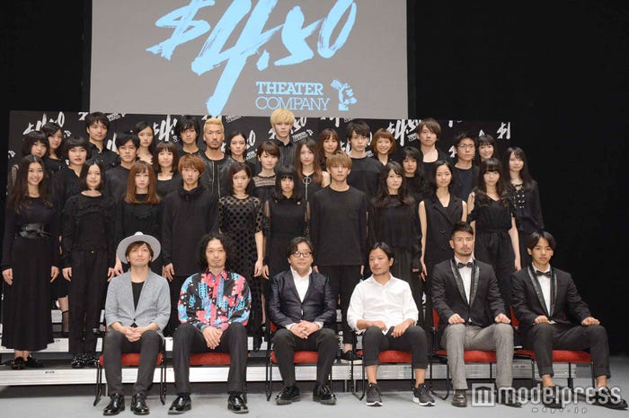 1列目近山知史、和田俊輔、秋元康、丸尾丸一郎、山本雄紀、秋元類(2列目以降前列左から)樹亜美、湯川玲菜、福島雪菜、小川恭平、仲美海、國森桜、尾崎尉二、菅原麻由佳、前田悠雅、八鍬乃々(中列左から)吉原奈緒花、隅田杏花、蕪祐典、田代明、うえきやサトシ、糸原美波、谷口愛祐美、青木瞭、岡田帆乃佳、山本将司、本西彩希帆(後列左から)横山玲菜、安田啓佑、安倍乙、中村碧十、長谷川晴奈、奈波慎剛、立野沙紀、堀口紗奈、久道成光、結城麻后(C)モデルプレス