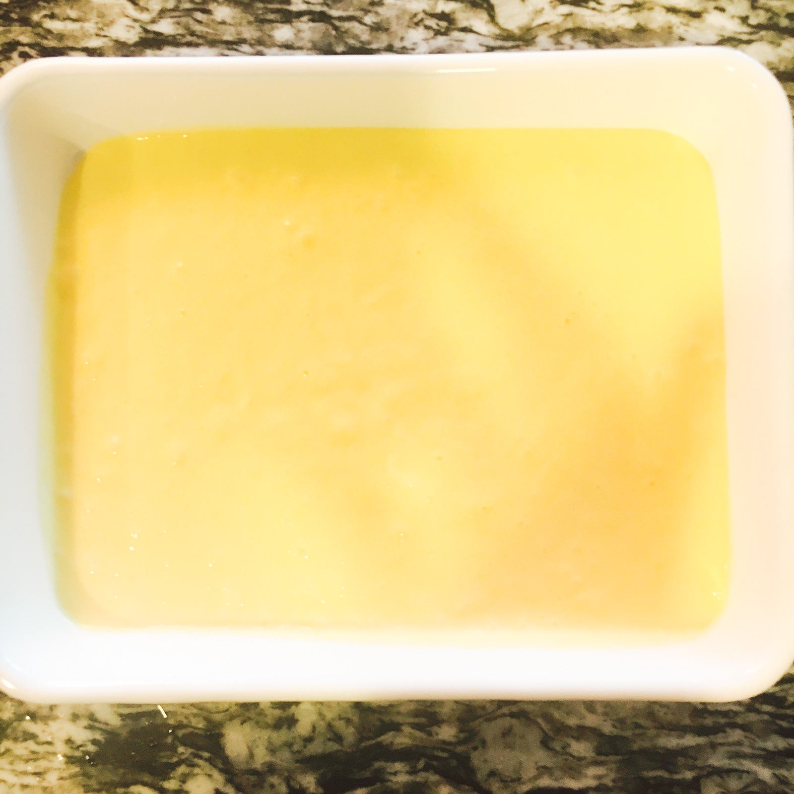 手順2：先程作ったピューレと生クリームを混ぜ合わせ、バッドに入れ冷やす／画像提供：柏原歩