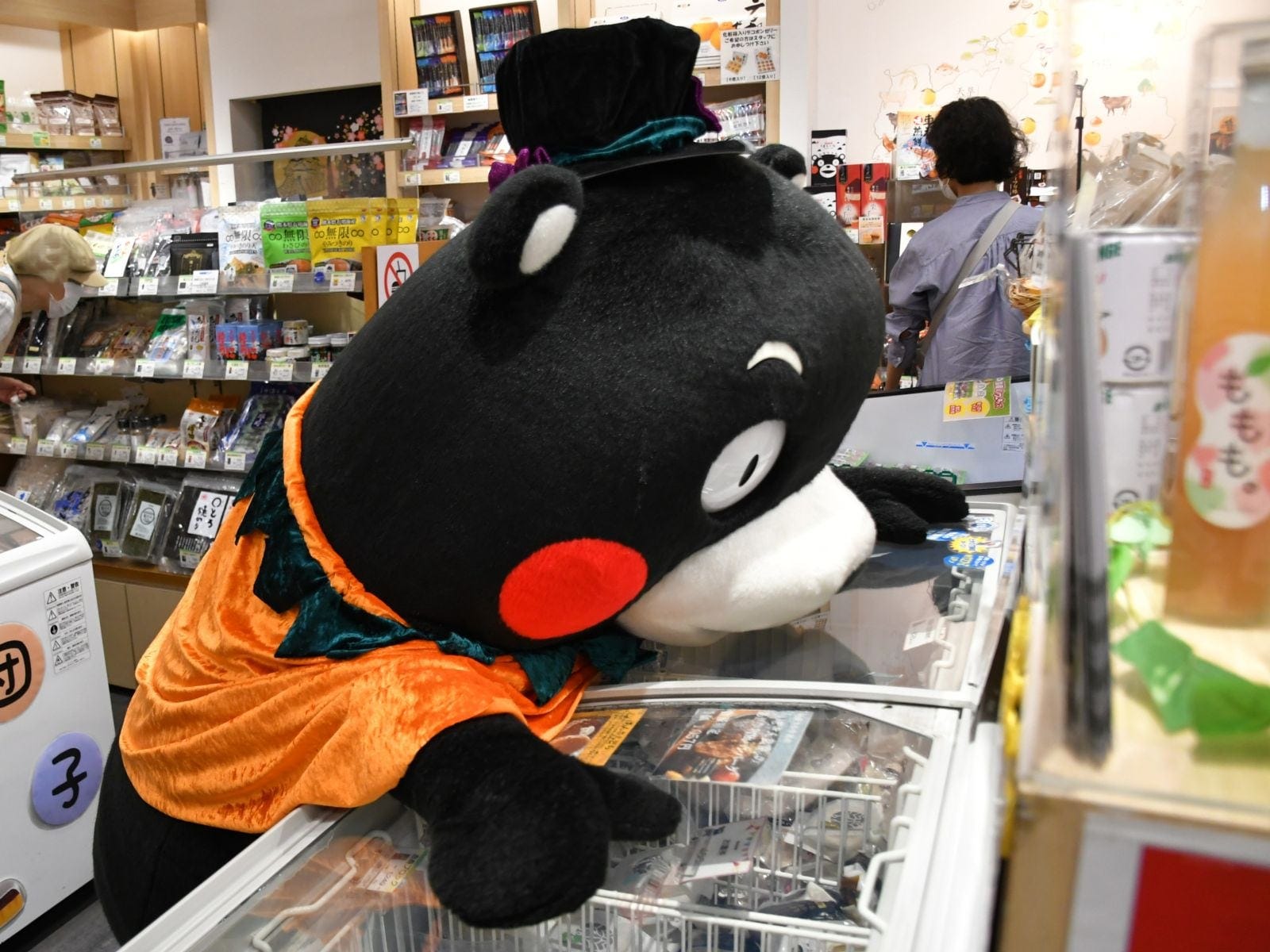 冷凍ケースにぺったり=10月8日、東京都中央区