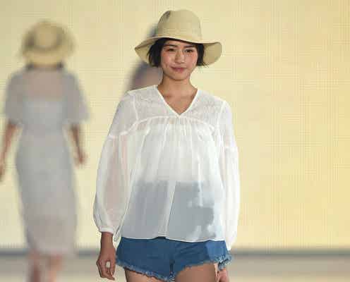 佐久間由衣、ショーパンでスレンダーボディ引き立つ<関コレ2016S/S>
