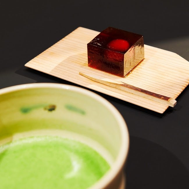 抹茶と京菓子のセット／画像提供：アートアクアリウム製作委員会