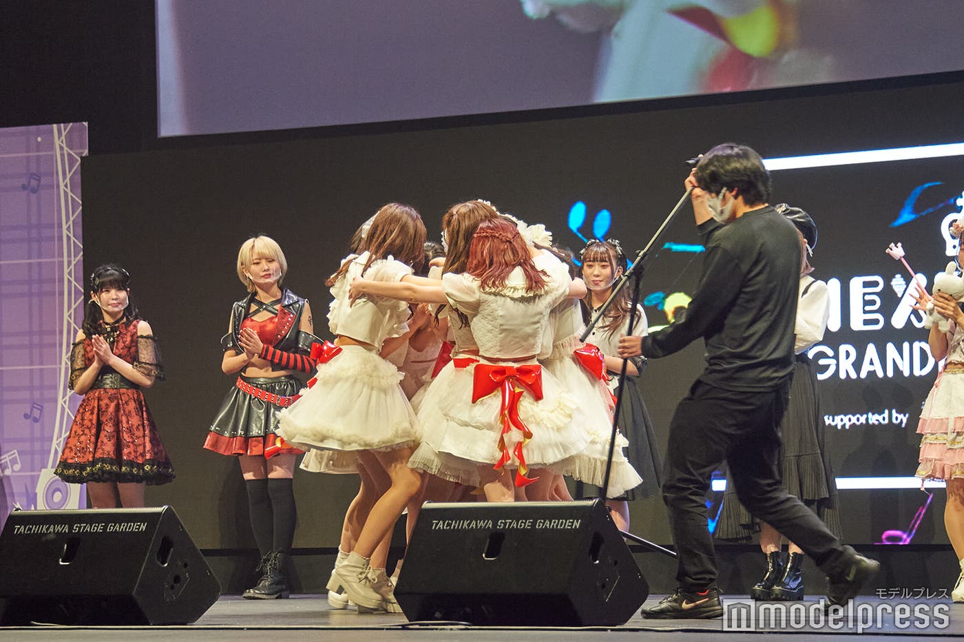 抱き合うPeel the Apple (C)モデルプレス